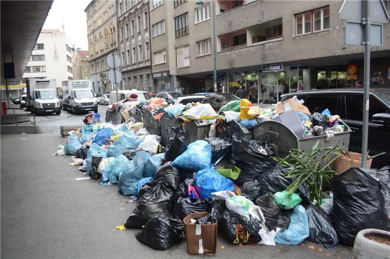 BiH: Smeće zatrpalo ulice Sarajeva