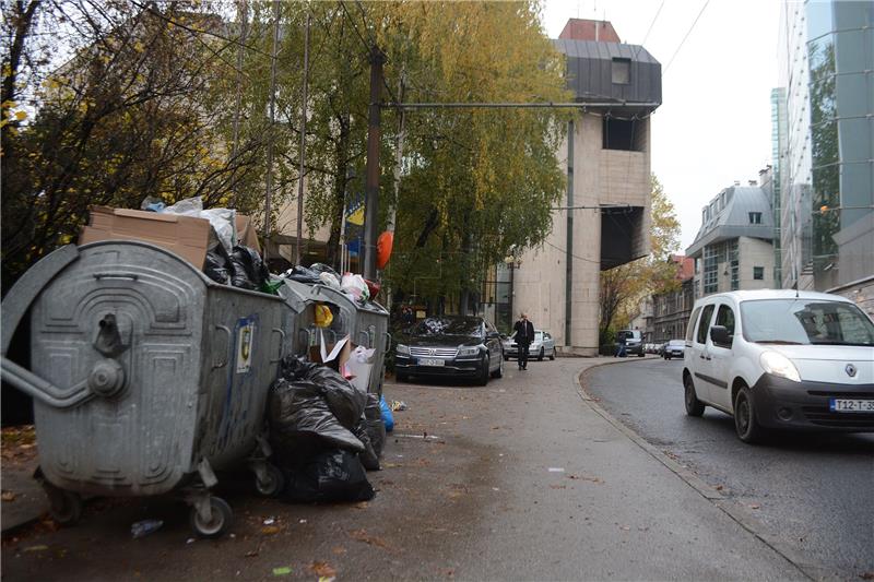 BiH: Smeće zatrpalo ulice Sarajeva