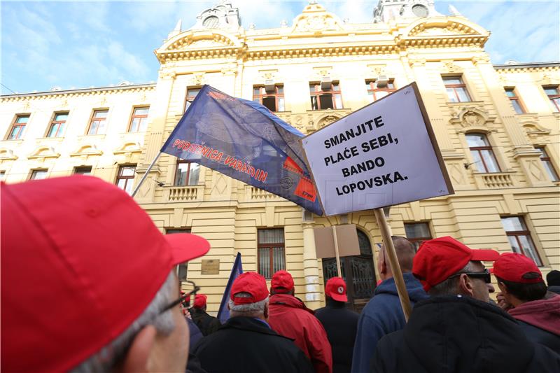 Radnici HŽ-a prosvjedovali pred Upravom zbog najave smanjenja materijalnih prava