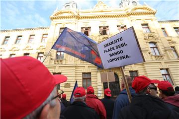 Radnici HŽ-a prosvjedovali pred Upravom zbog najave smanjenja materijalnih prava