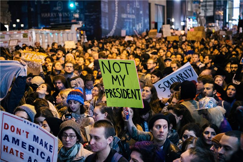 Tisuće ljudi diljem SAD-a prosvjedovale protiv Trumpove pobjede