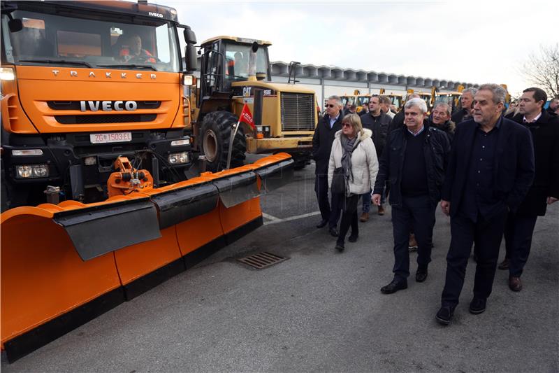 Zagreb: Zimska služba s 259 ekipa i 18.000 tona soli spremna za snijeg