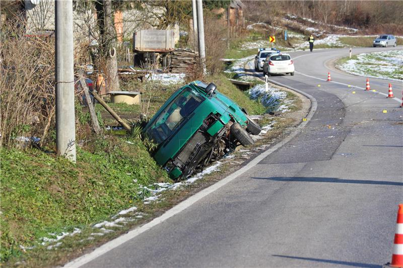 Više osoba ozlijeđeno pri slijetanju kombi vozila između Križevaca i Koprivnice