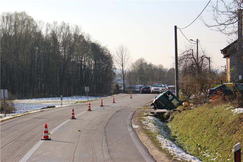 Više osoba ozlijeđeno pri slijetanju kombi vozila između Križevaca i Koprivnice