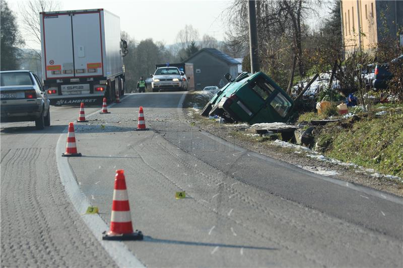 Više osoba ozlijeđeno pri slijetanju kombi vozila između Križevaca i Koprivnice