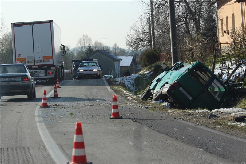 Više osoba ozlijeđeno pri slijetanju kombi vozila između Križevaca i Koprivnice