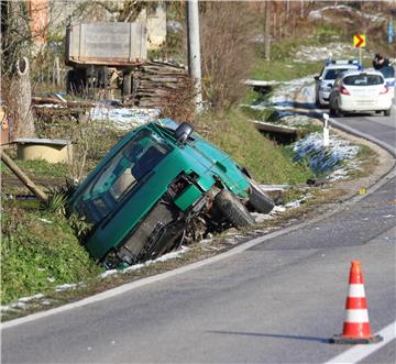 Više osoba ozlijeđeno pri slijetanju kombi vozila između Križevaca i Koprivnice