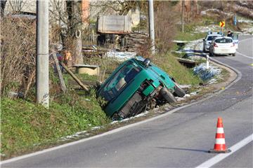 Više osoba ozlijeđeno pri slijetanju kombi vozila između Križevaca i Koprivnice