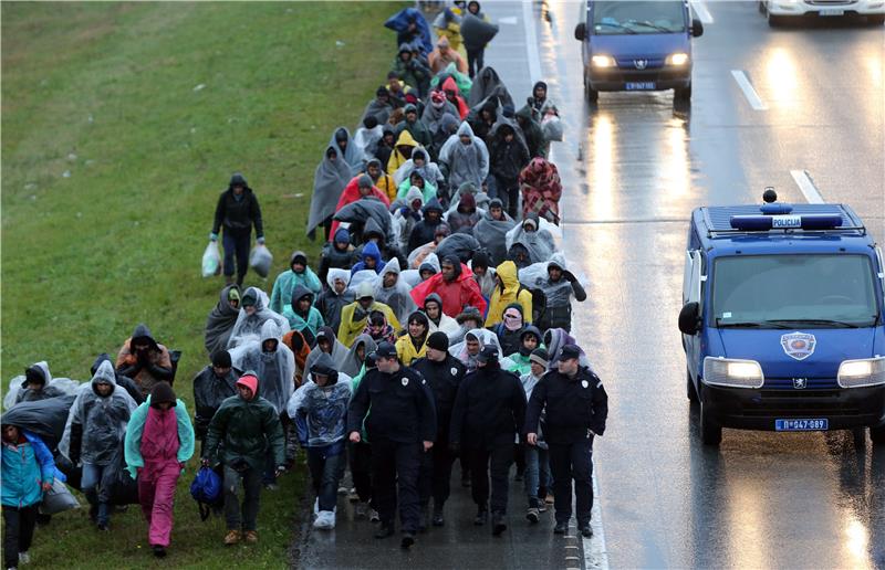 Migranti odustali od ulaska u Hrvatsku, vratili se pješice u Šid - dužnosnik