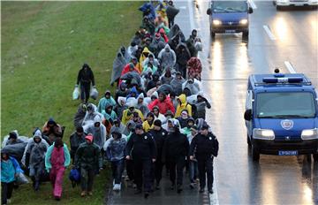 Migranti odustali od ulaska u Hrvatsku, vratili se pješice u Šid - dužnosnik