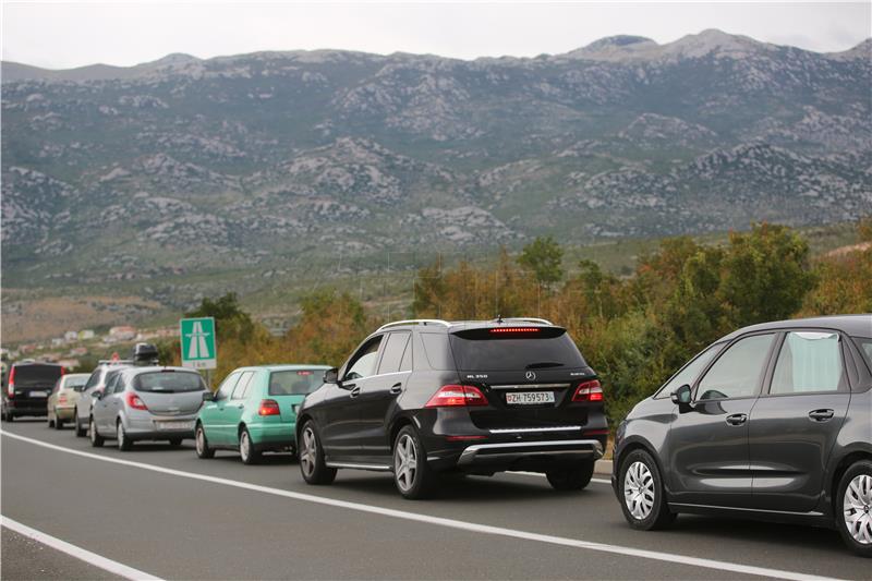 HAK: zbog olujnog vjetra na A6 između Kikovice i Delnica prometuju samo osobna vozila