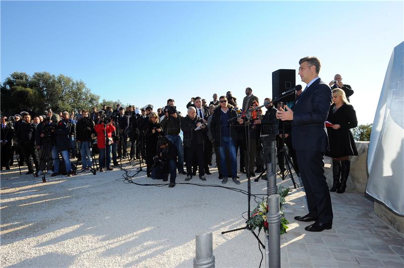 Split: Plenković i ministri na otkrivanju spomenika braniteljima na Kašjunima