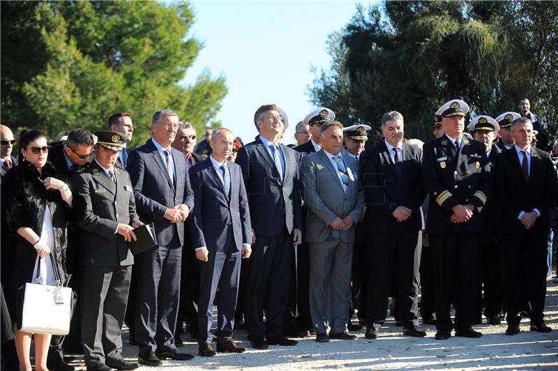 Split: Plenković i ministri na otkrivanju spomenika braniteljima na Kašjunima