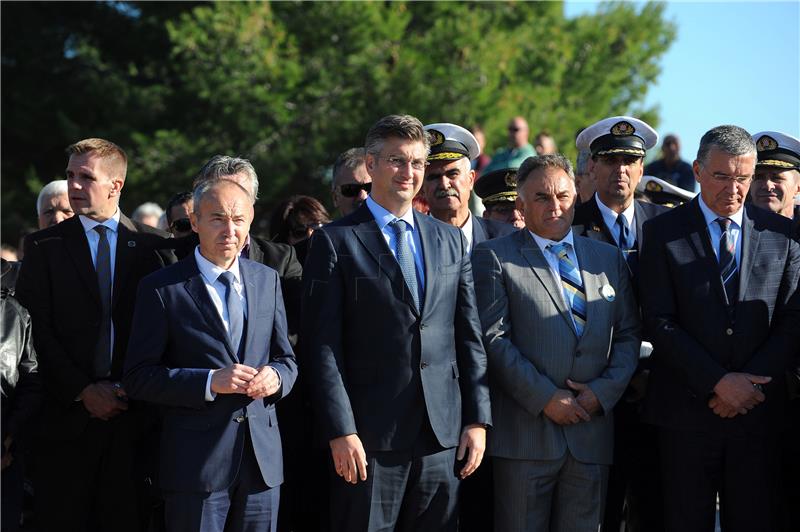 Split: Plenković i ministri na otkrivanju spomenika braniteljima na Kašjunima