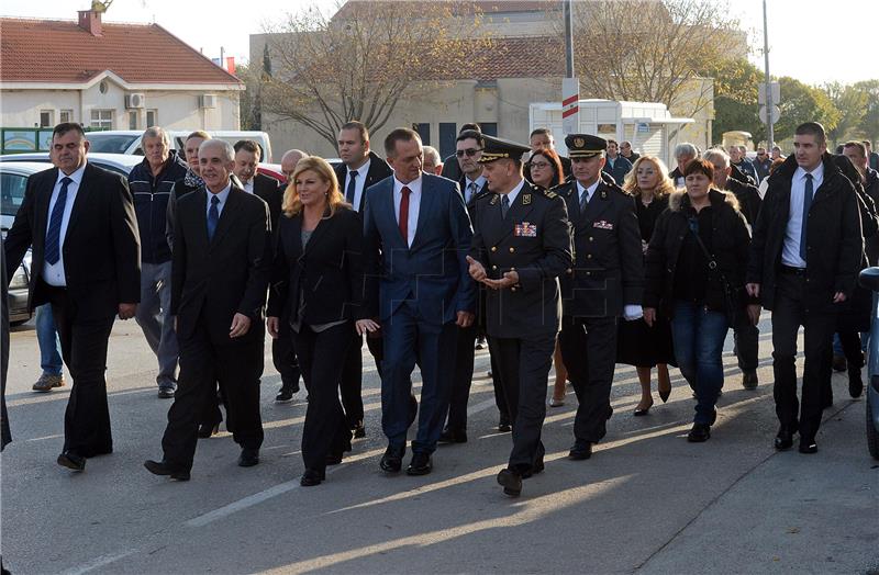 Predsjednica Grabar Kitarović u Škabrnji odala počast poginulim braniteljima i civilima