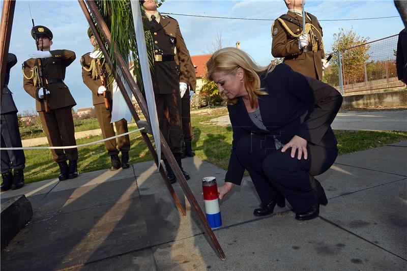 Predsjednica Grabar Kitarović u Škabrnji odala počast poginulim braniteljima i civilima