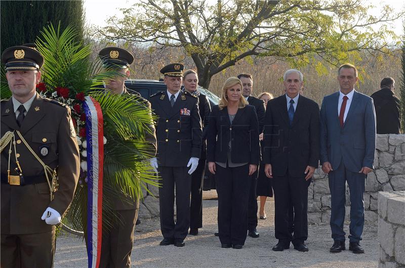 Predsjednica Grabar Kitarović u Škabrnji odala počast poginulim braniteljima i civilima