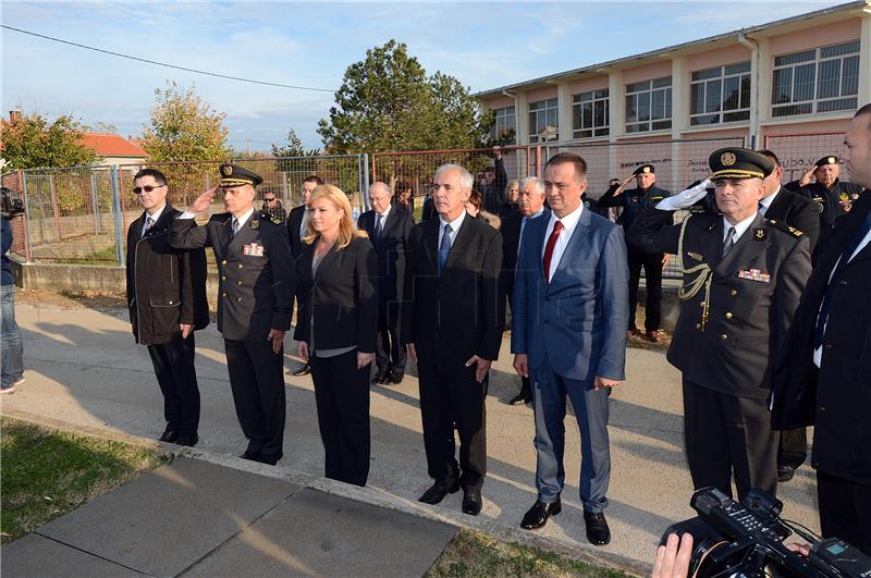 Predsjednica Grabar Kitarović u Škabrnji odala počast poginulim braniteljima i civilima