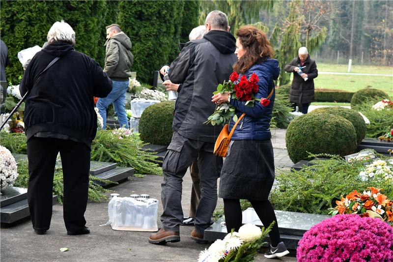 Ruže i svijeće Vukovarskih majki za poginule i umrle branitelje