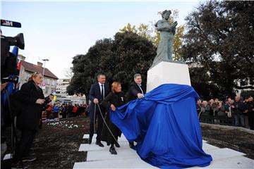 Split: Otkriven spomenik „I u mom gradu Vukovar svijetli“