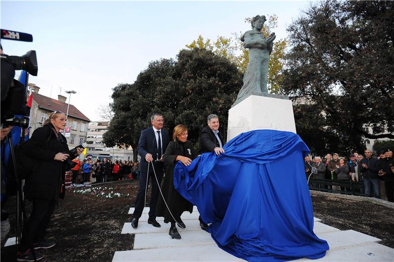 Split: Otkriven spomenik „I u mom gradu Vukovar svijetli“