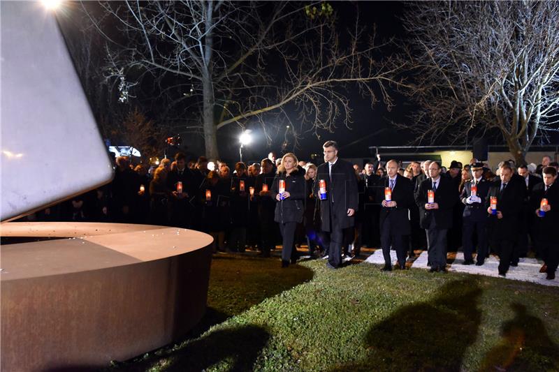 Predsjednica, premijer i ministri zapalili svijeće ispred vukovarske bolnice