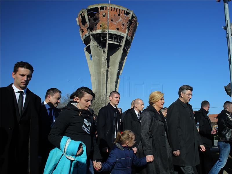 VUKOVAR Grabar-Kitarović u Koloni sjećanja s kćeri "uplakane djevojčice u plavom kaputiću"