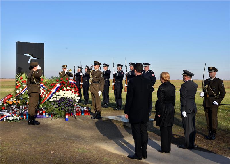 VUKOVAR Vijenci na Memorijalnom groblju