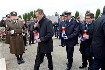 Odavanje počasti žrtvama stradanja u Škabrnji na mjesnom groblju sv. Luke