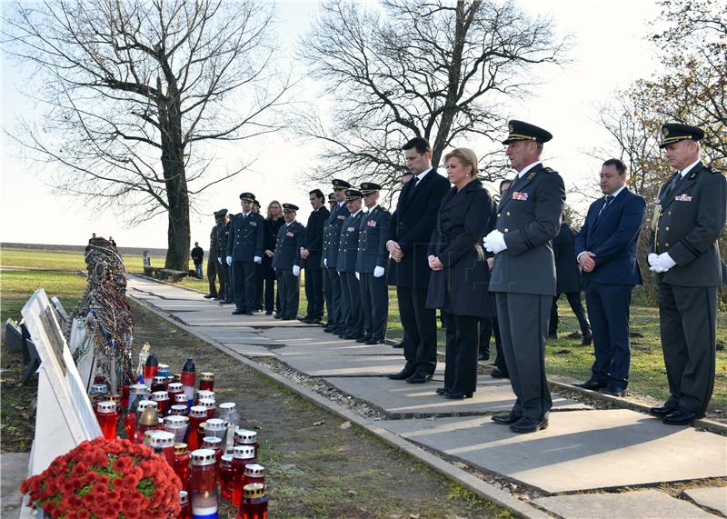 Vukovar: Državni vrh položio vijence na Ovčari