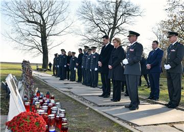 Vukovar: Državni vrh položio vijence na Ovčari