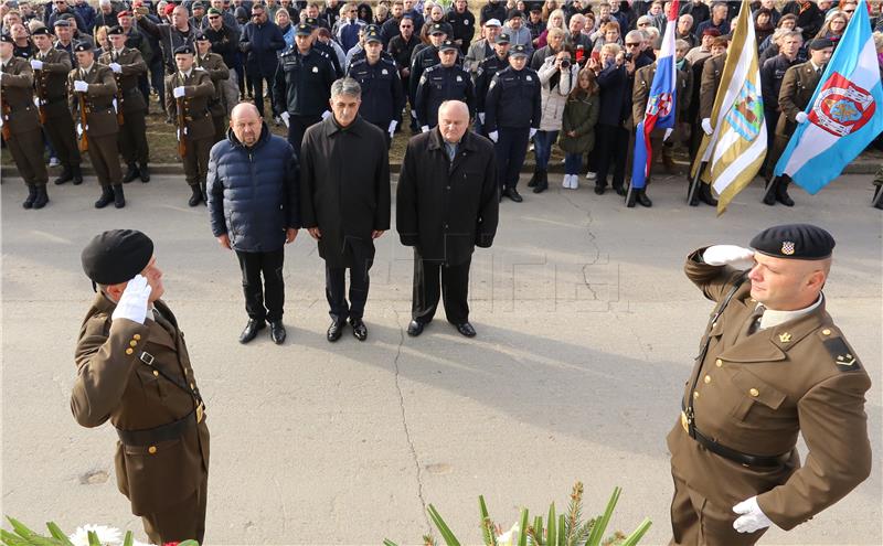 Odavanje počasti poginulima i nestalima u Borovu naselju