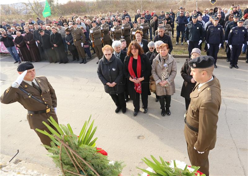 Odavanje počasti poginulima i nestalima u Borovu naselju