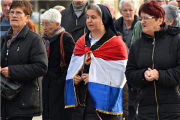 Odavanje počasti poginulima i nestalima u Borovu naselju