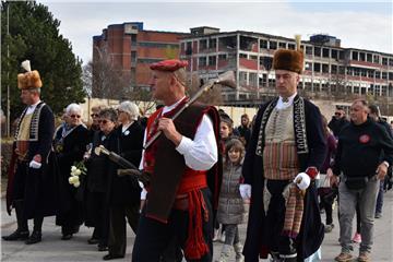 Odavanje počasti poginulima i nestalima u Borovu naselju