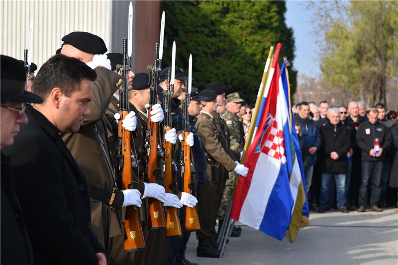 Odavanje počasti poginulima i nestalima u Borovu naselju