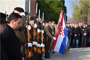 Odavanje počasti poginulima i nestalima u Borovu naselju