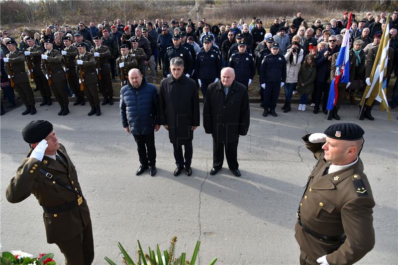 Odavanje počasti poginulima i nestalima u Borovu naselju