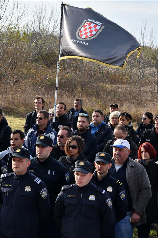 Odavanje počasti poginulima i nestalima u Borovu naselju