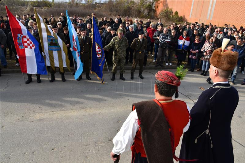 Odavanje počasti poginulima i nestalima u Borovu naselju