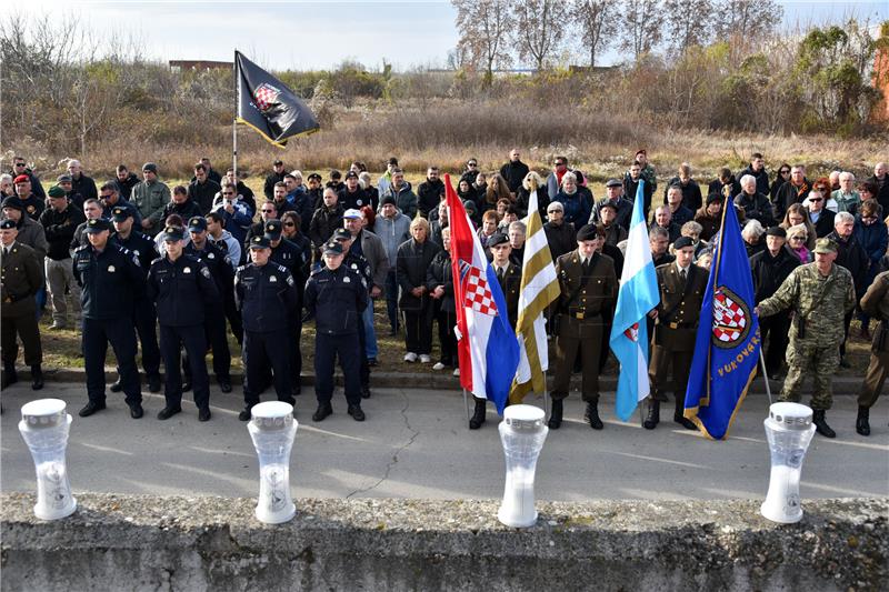 Odavanje počasti poginulima i nestalima u Borovu naselju