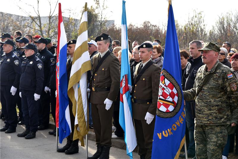 Odavanje počasti poginulima i nestalima u Borovu naselju