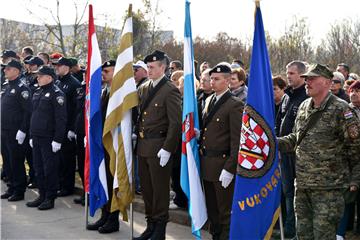 Odavanje počasti poginulima i nestalima u Borovu naselju