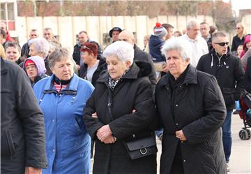 Odavanje počasti poginulima i nestalima u Borovu naselju - Kolona sjećanja