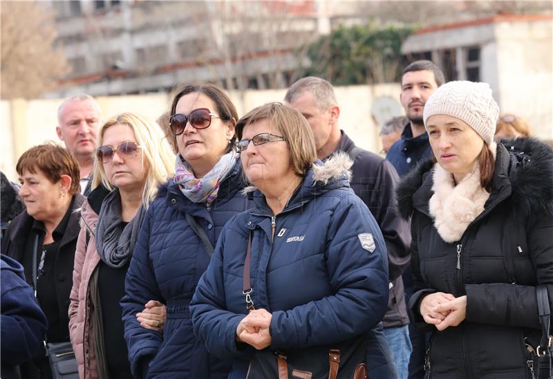 Odavanje počasti poginulima i nestalima u Borovu naselju - Kolona sjećanja