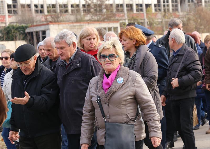 Odavanje počasti poginulima i nestalima u Borovu naselju - Kolona sjećanja