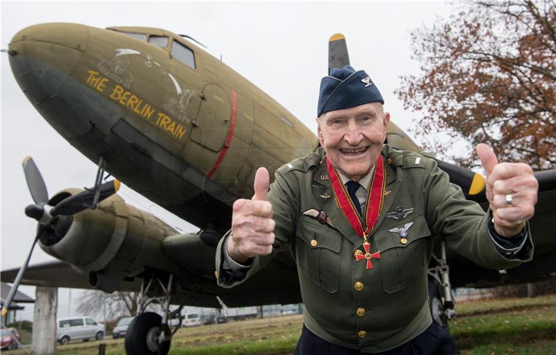 GERMANY WAR BERLIN BLOCKADE CANDY BOMBER