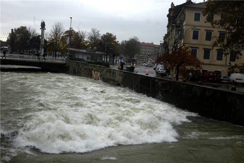 Rijeka: Obilna kiša značajno podigla vodostaj Rječine