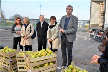 Donirane baranjske jabuke do karlovačkih školaraca i socijalne samoposluge