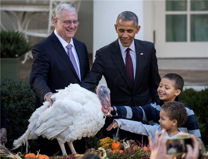 Obama posljednji put pomilovao purice na Dan zahvalnosti